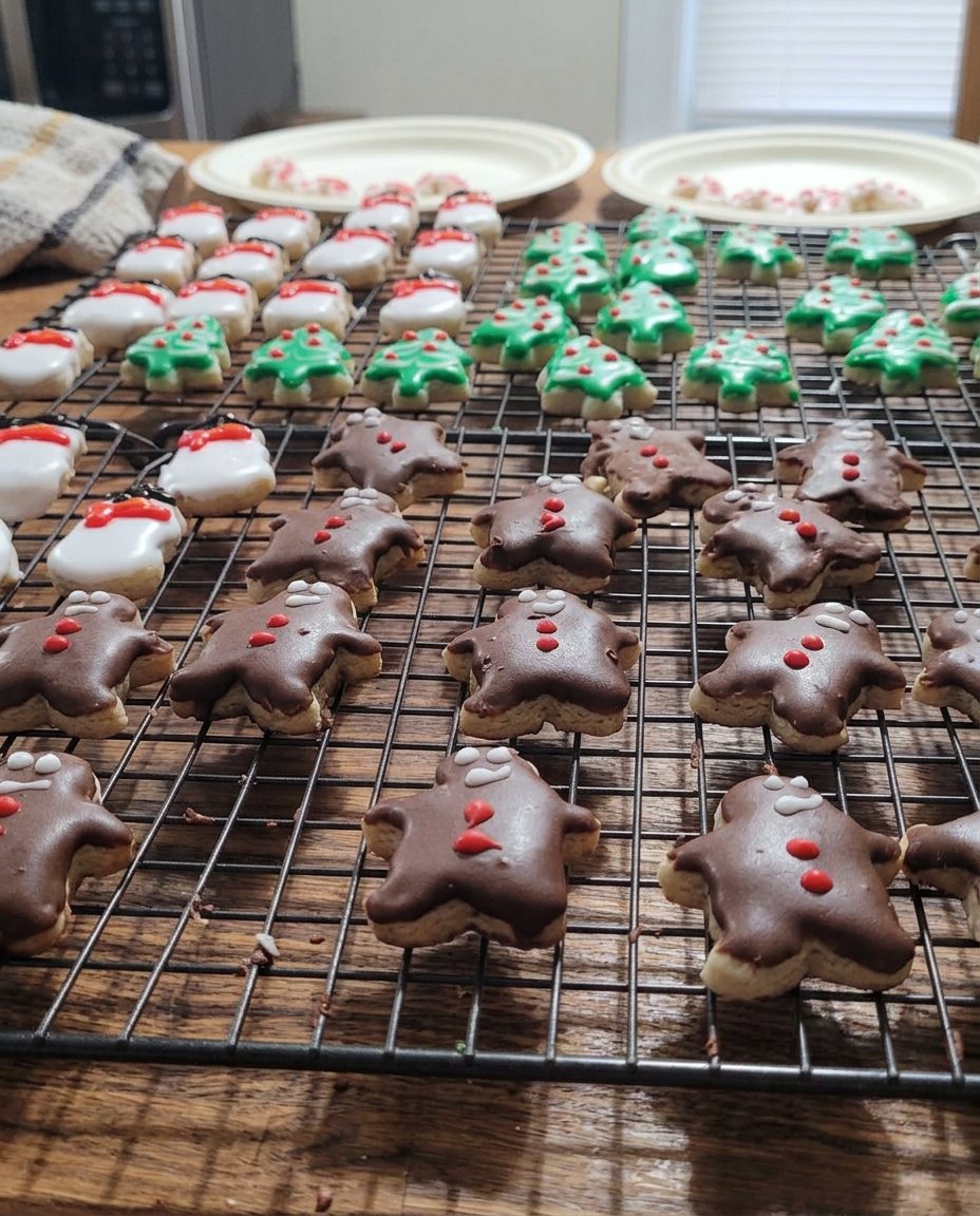 A vintage glass cookie jar filled with Italian Christmas cookies.